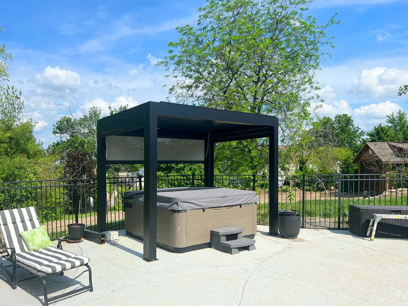 Pergola bioclimatique abritant un spa