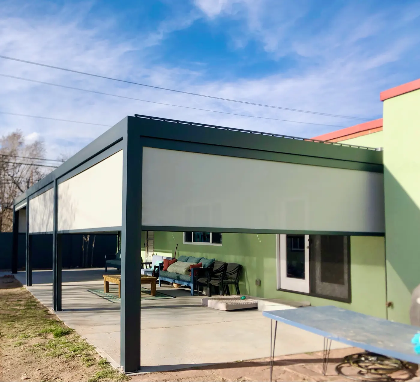 Pergola bioclimatique adossée avec store screen baissé