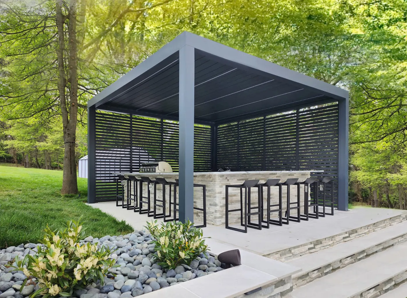 Cuisine d’été et bar sous une pergola bioclimatique à persiennes