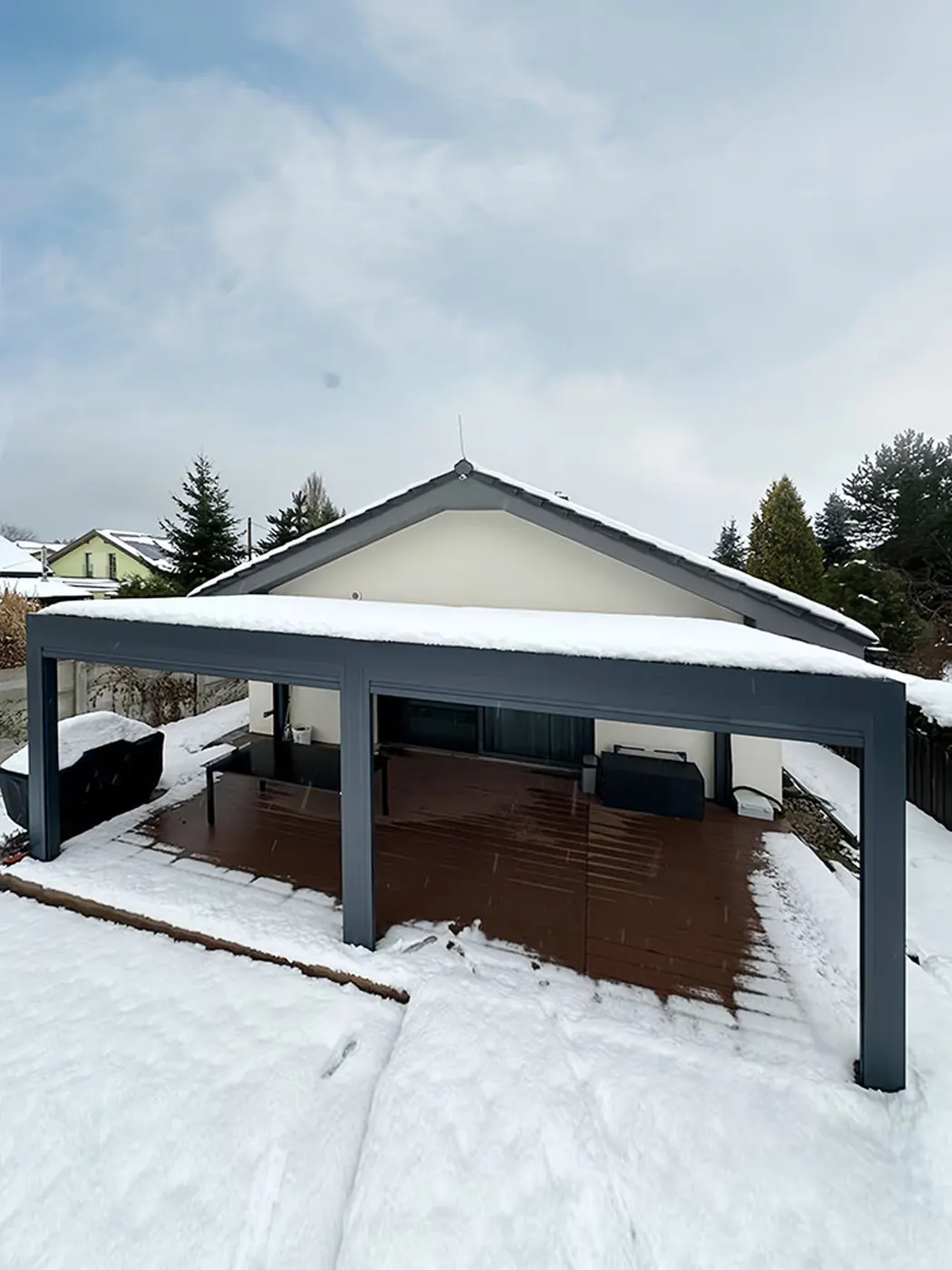 Pergola bioclimatique sous la neige