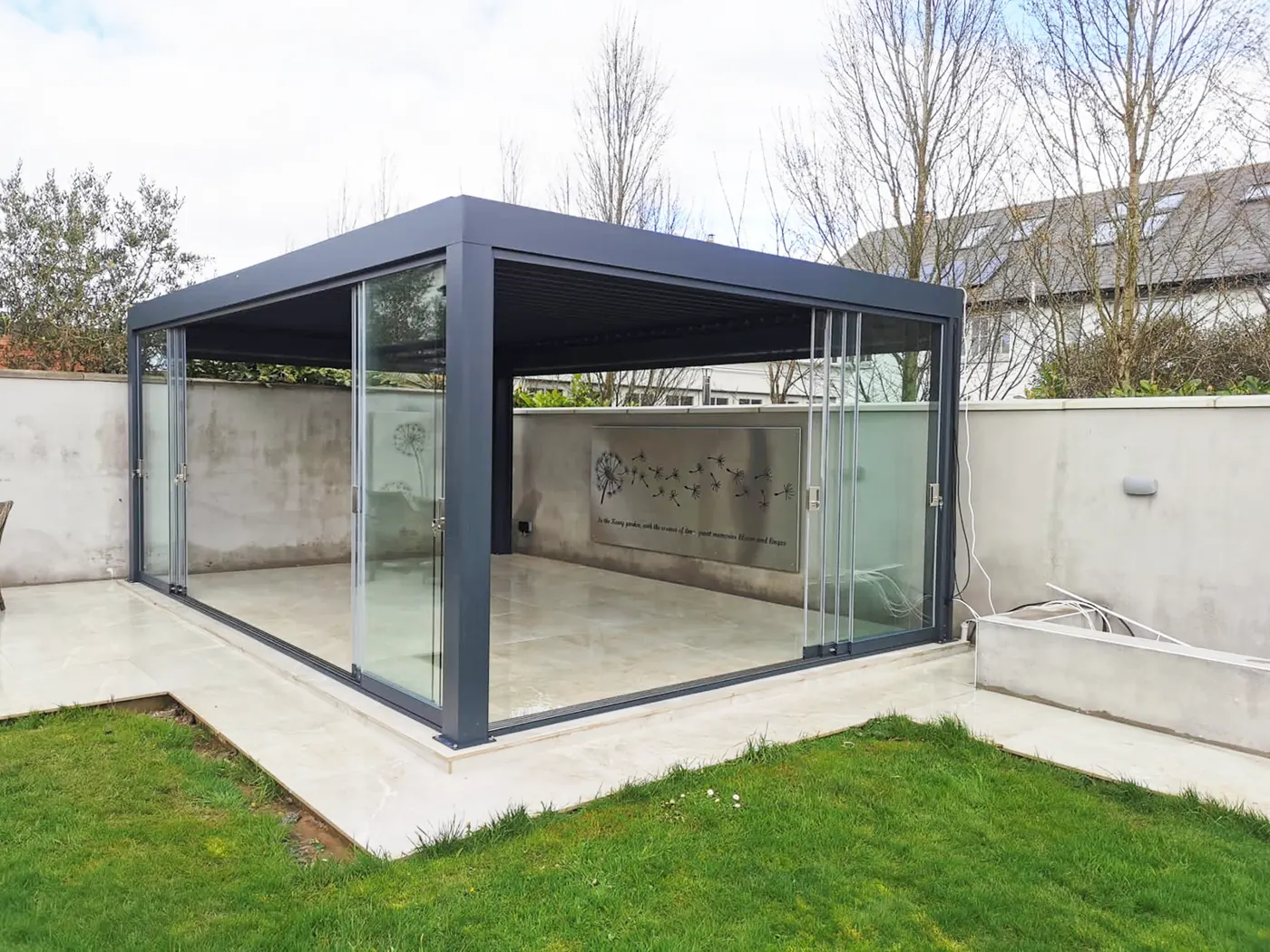 Pergola bioclimatique vitrée dans une cour