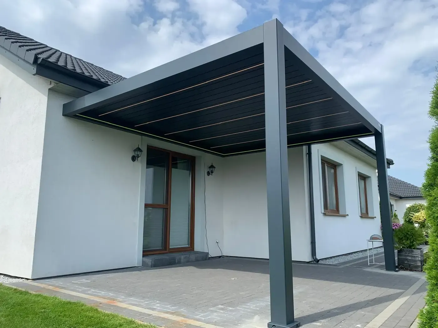 Pergola bioclimatique adossée, LED dans les lames