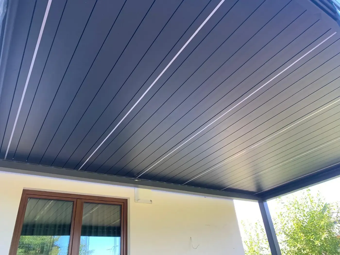 LED blanc chaud dans les lames de la pergola Alto