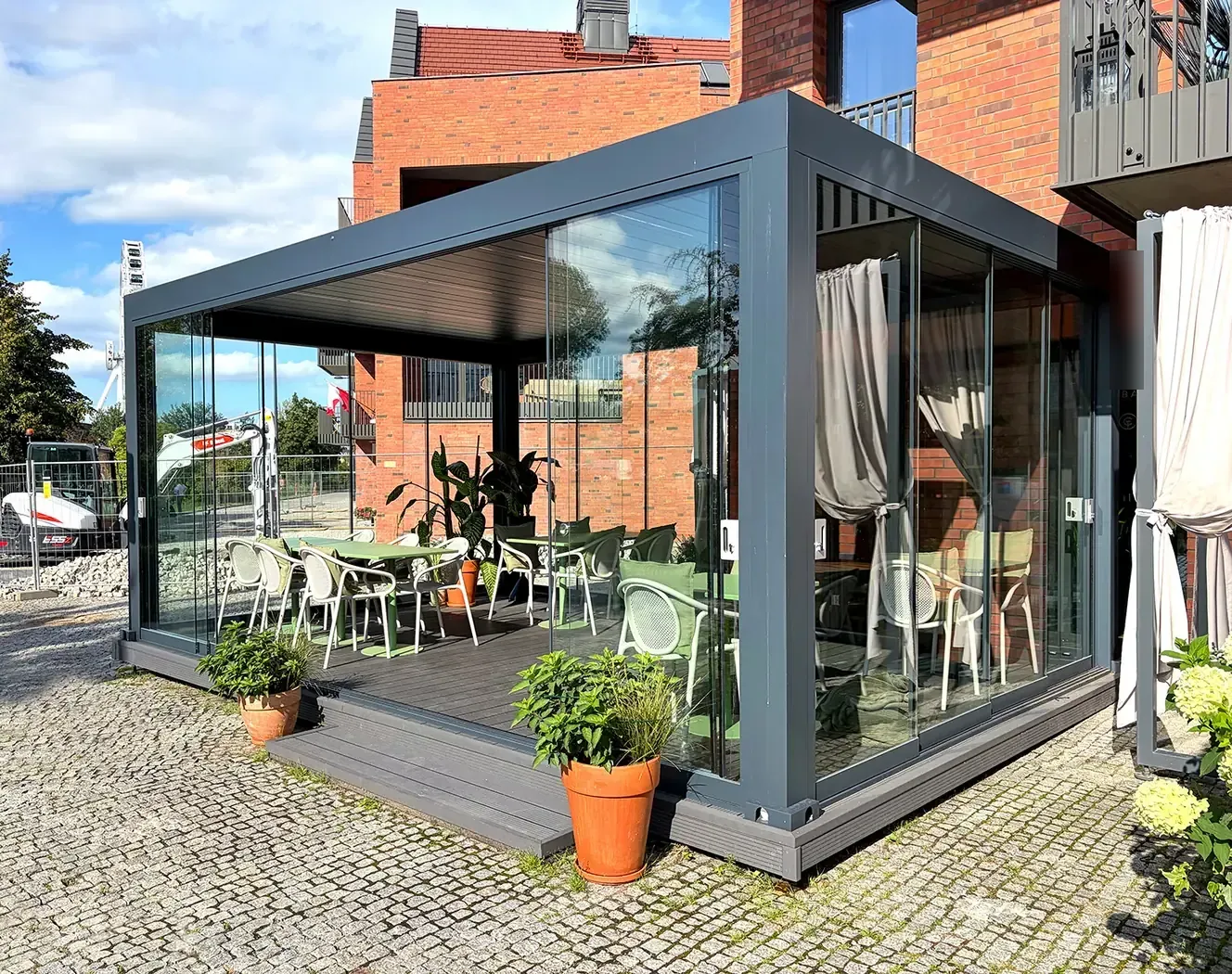 Terrasse de restaurant couverte par une pergola bioclimatique vitrée